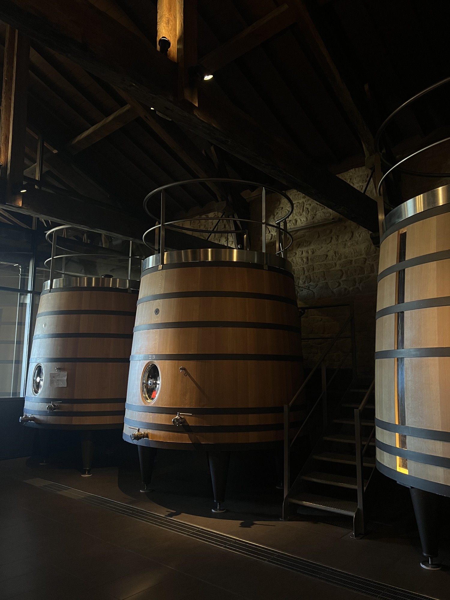 Cuves bois — Chai Château Fieuzal, Pessac-Léognan