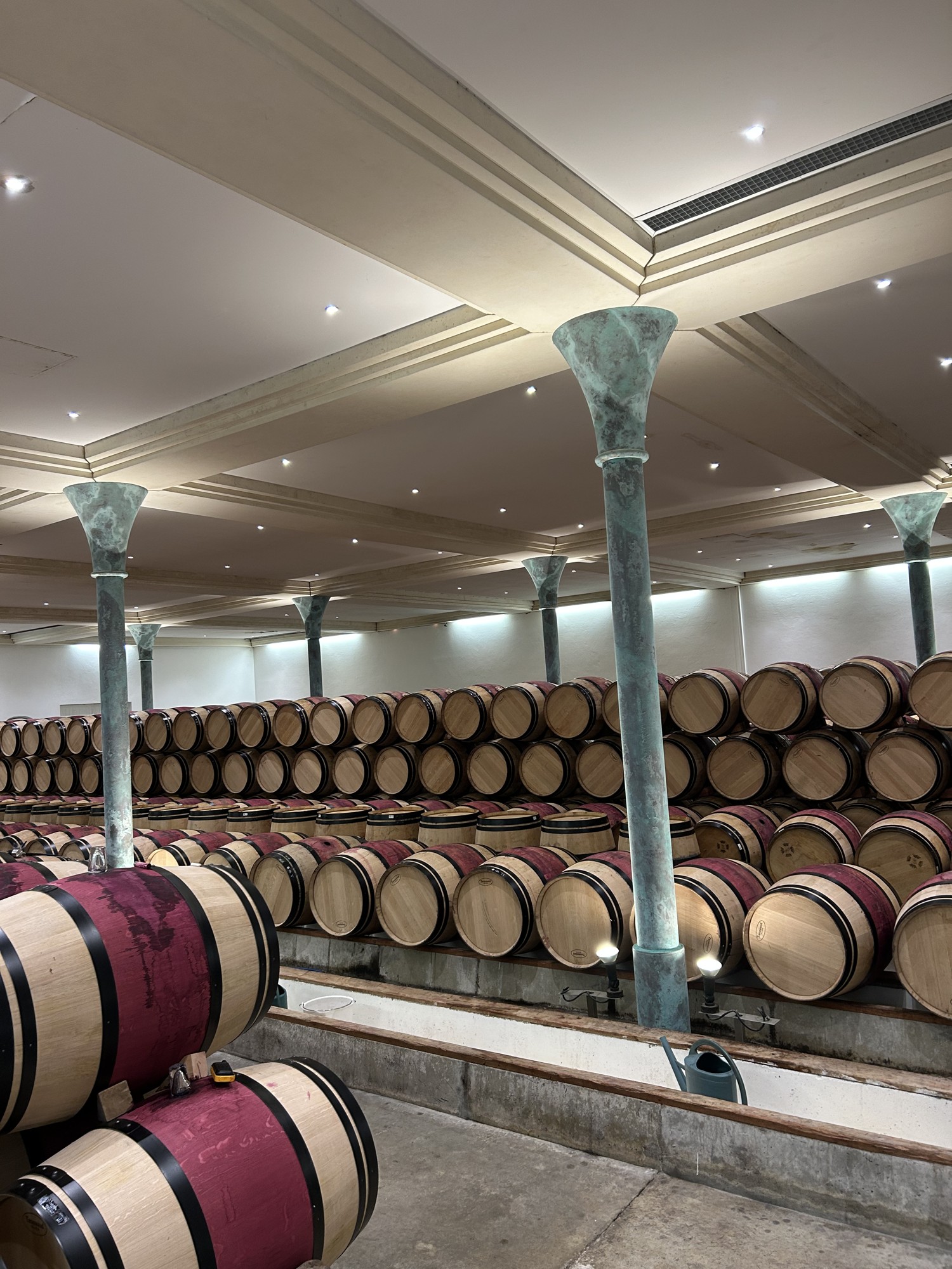 Chai d'élevage en barriques — propriété CVBG du Médoc